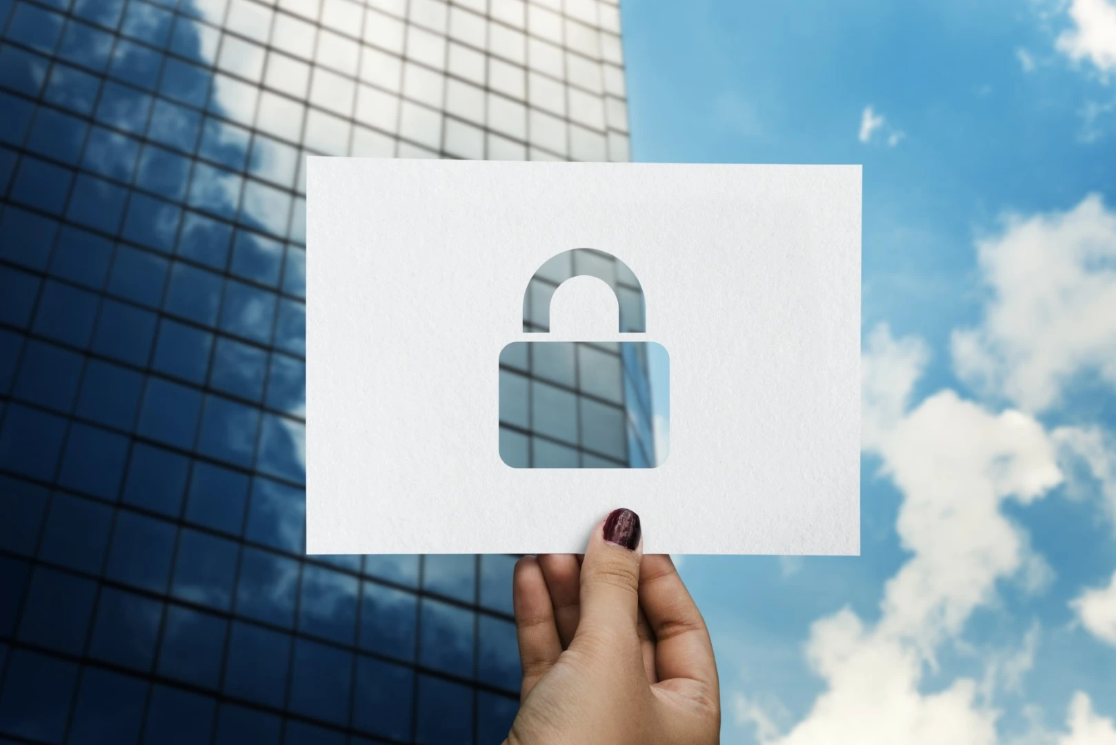 Cadenas avec fond transparent devant un building d'une grande société informatique avec un beau ciel et quelques nuages